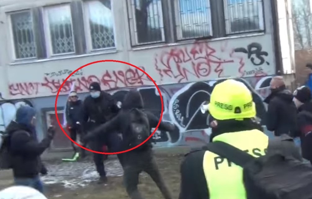 naštvaní občané policisty