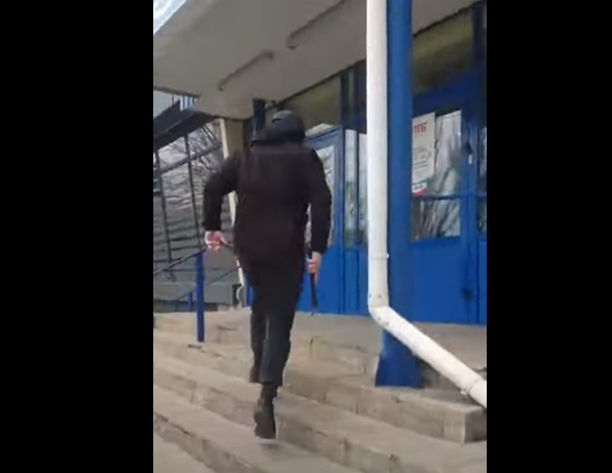 muž sekyra ukrajina