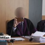soudce odmítá nosit roušku