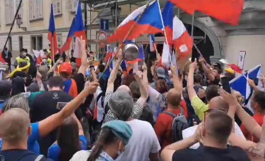 protest praha covid