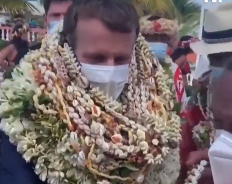 macron směje