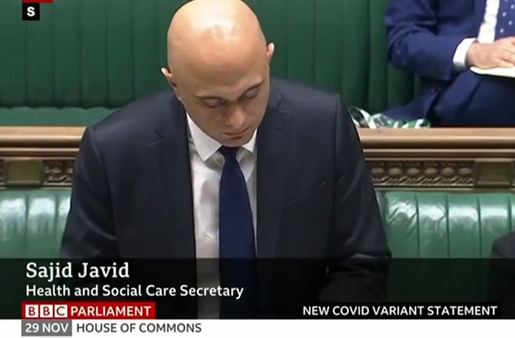 tři dávky očkování británie