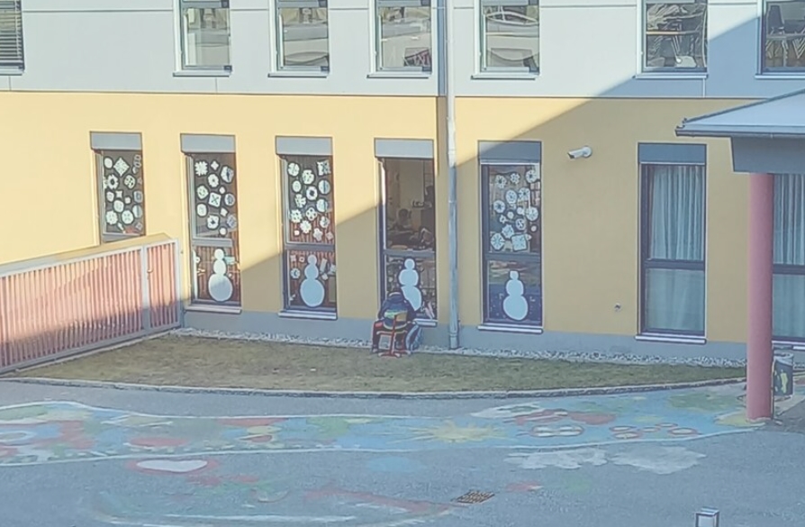 neměl roušku test v mrazu