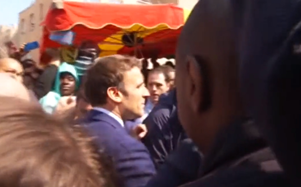 macron zasypán rajčaty