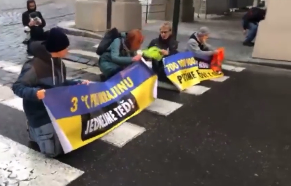 aktivisté protest praha