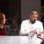 dvtv prřilepil ke stolu