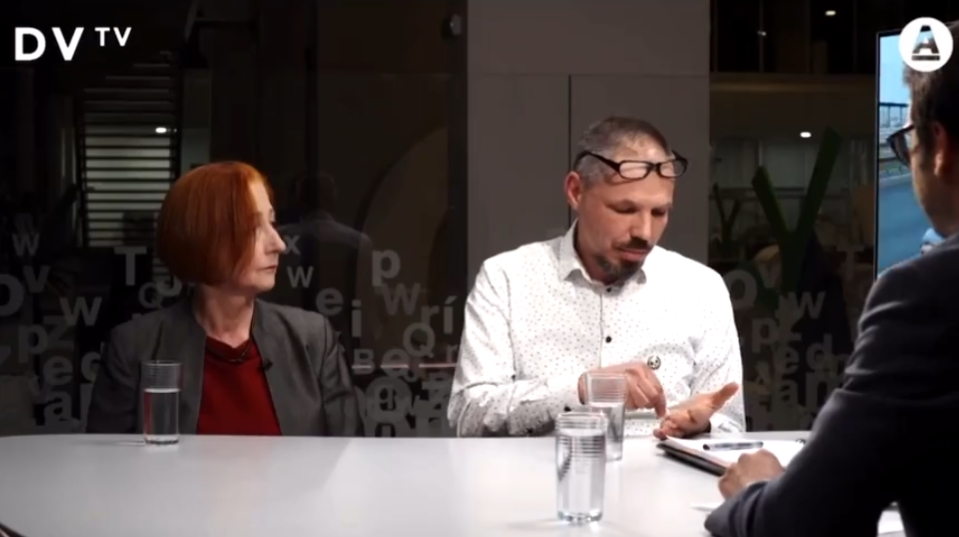 dvtv prřilepil ke stolu