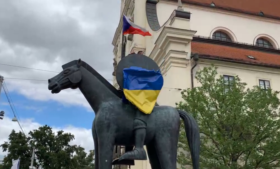 ukrajinská vlajka socha