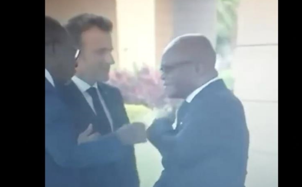 macron očistil rameno