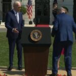 biden potřásl rukou