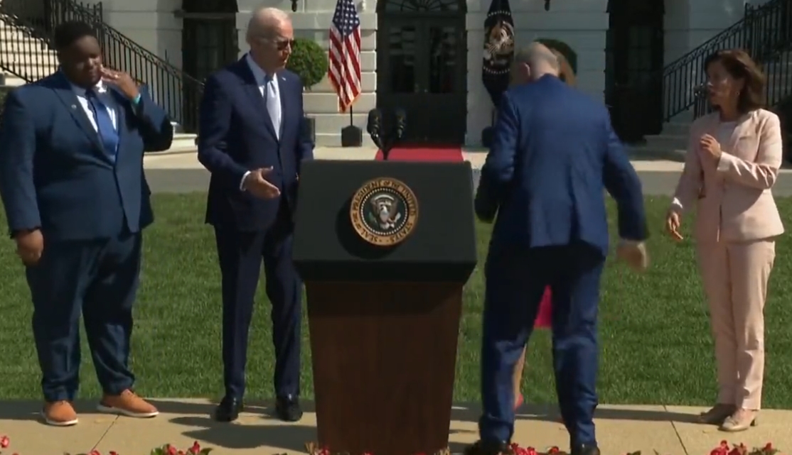 biden potřásl rukou