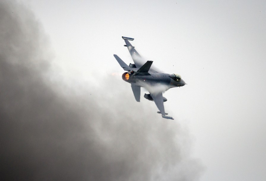 f-16 stíhačky