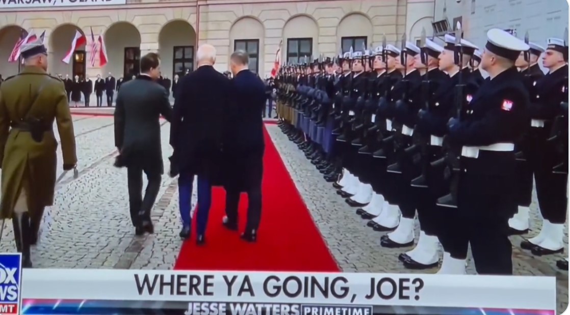 biden červený koberec