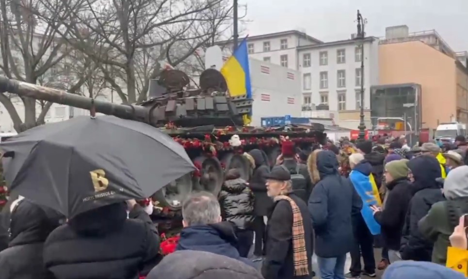 berlín tank vlajka ukrajina