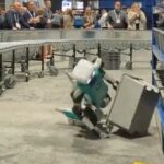 robot sklad kolaps