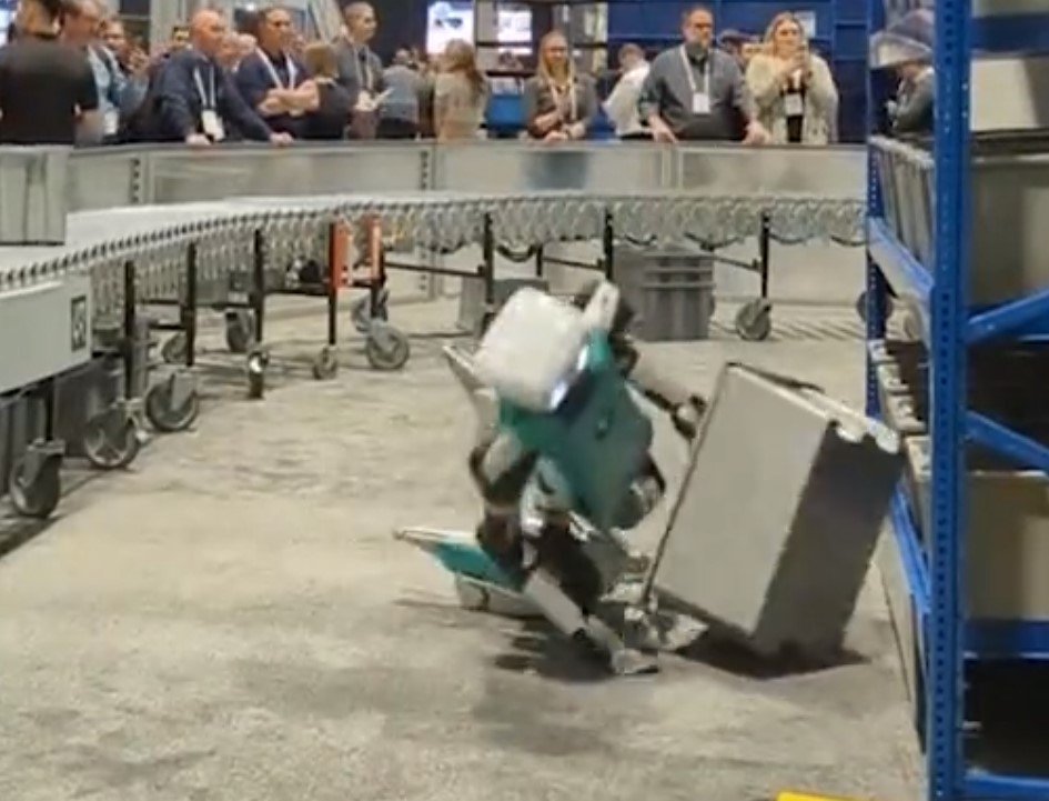 robot sklad kolaps