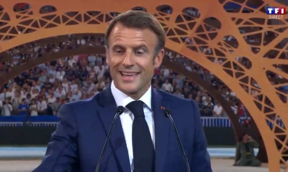 macron vypískán