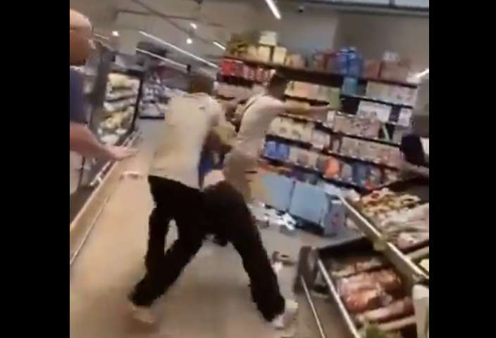 migranti rakousko bijí obyvatele