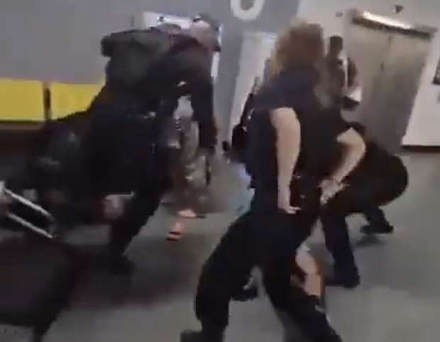 útok policie letiště