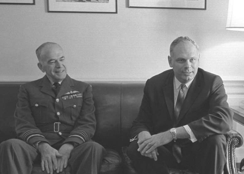 paul hellyer ufo mimozešťané
